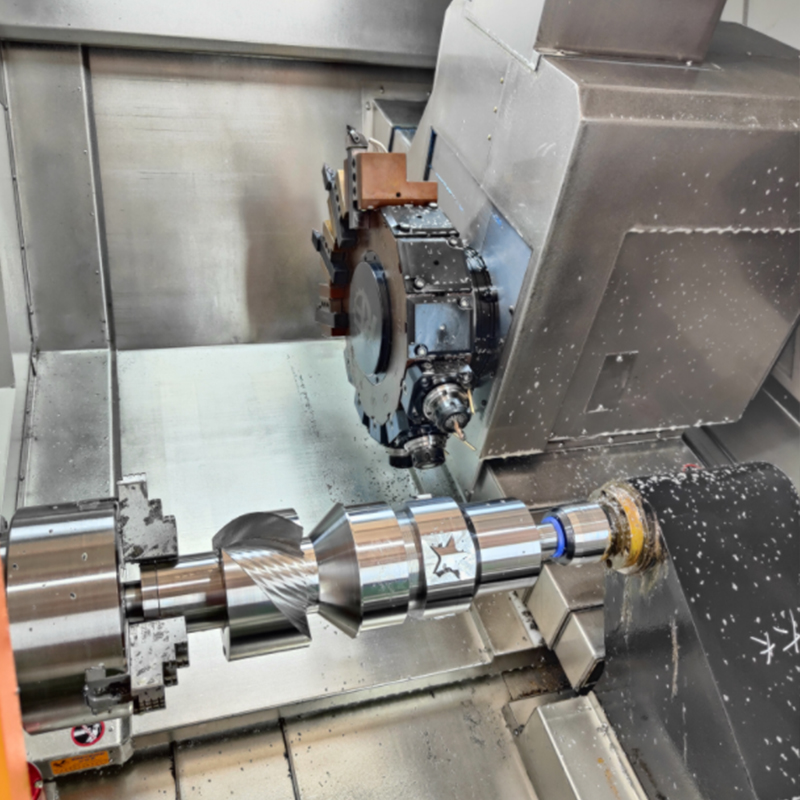 Tornio CNC composto di tornitura e fresatura